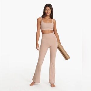 Vuori Set - Coconut sports bra and Flare pants set S